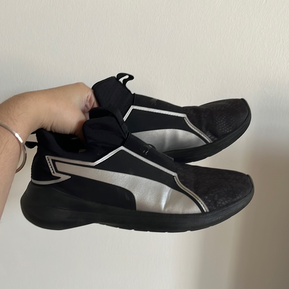3/$30 EUC women’s puma sneakers in black and silver size 6.5